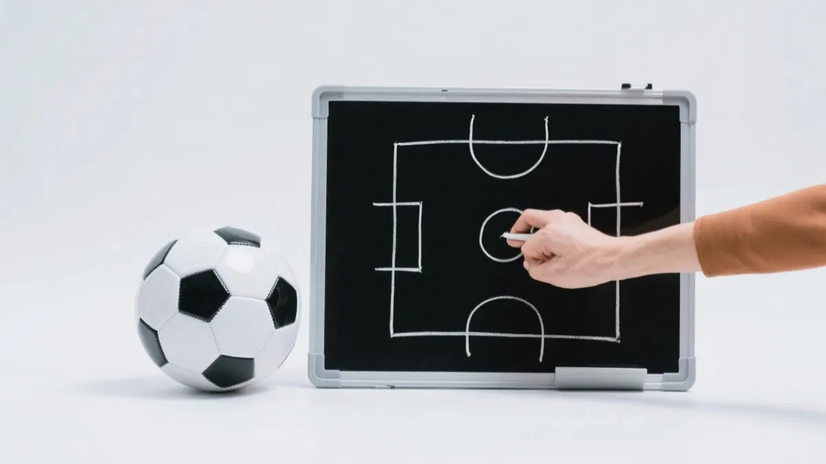 战术板与足球：淘汰赛对位分析氛围